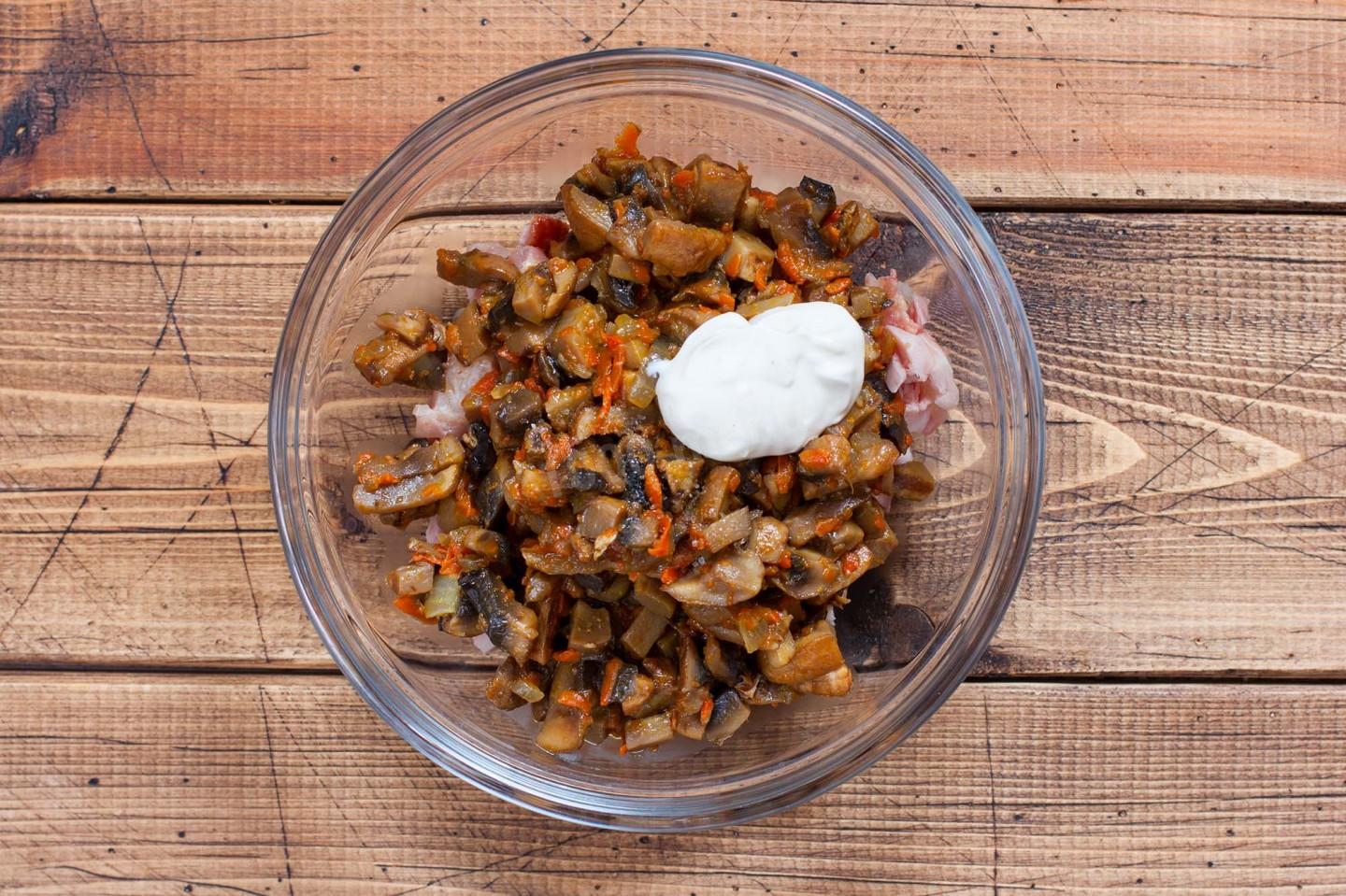 Шаг 5 приготовления Салат с копченой куриной грудкой и шампиньонами