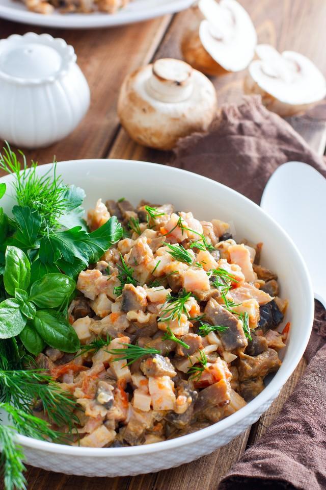 Шаг 6 приготовления Салат с копченой куриной грудкой и шампиньонами