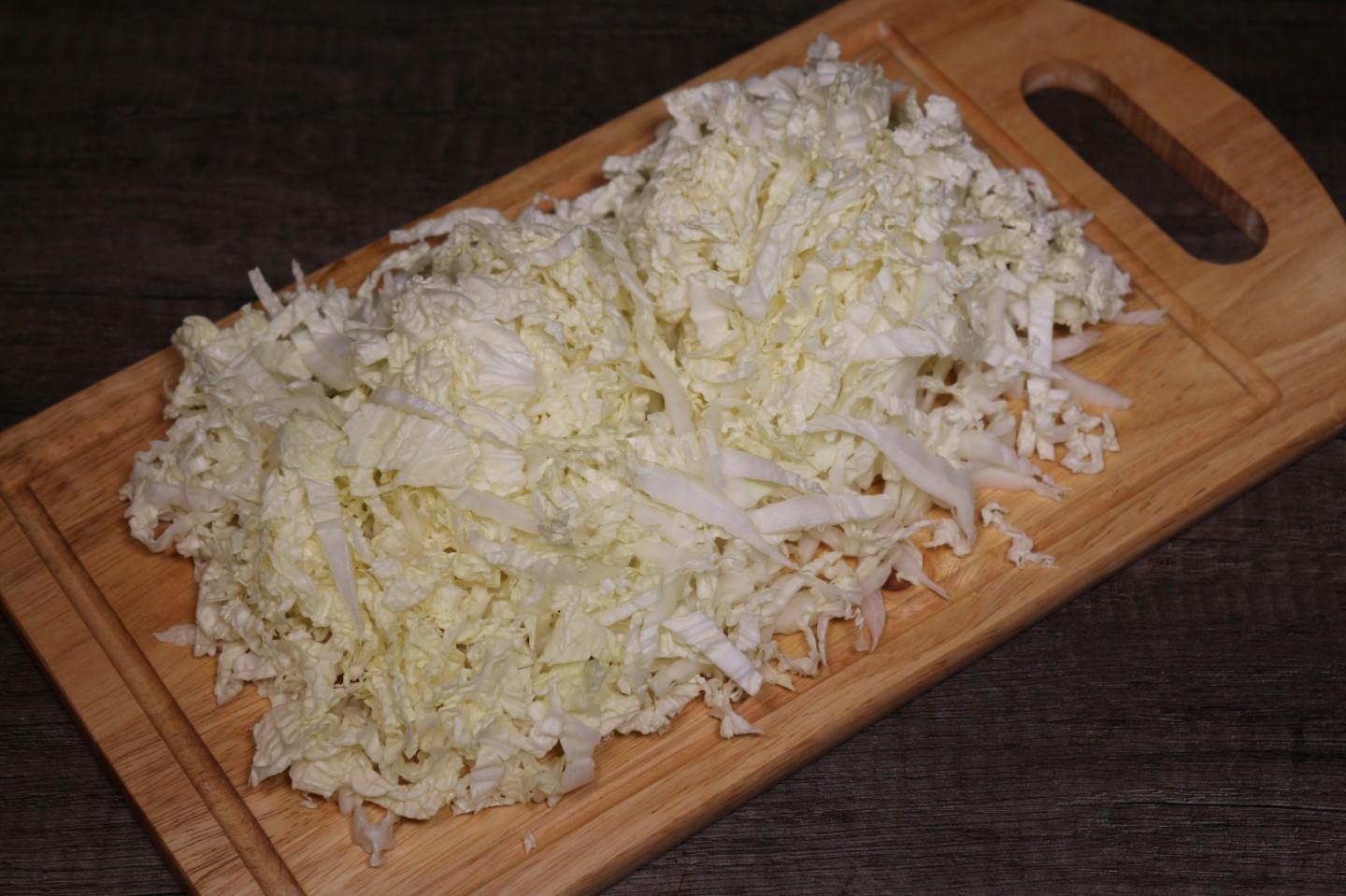 Шаг 2 приготовления Салат из пекинской капусты с оливковым маслом и кукурузой