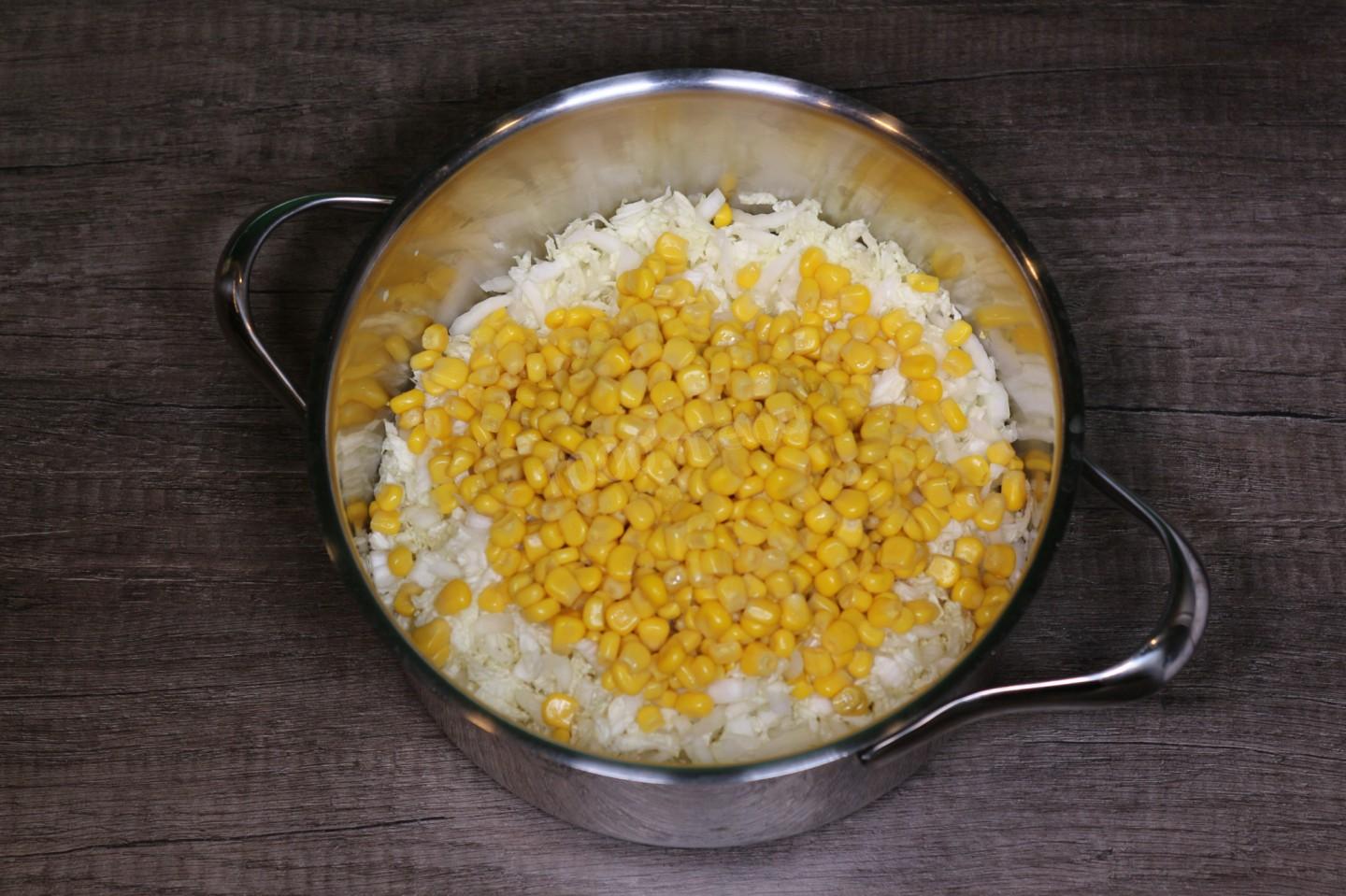 Шаг 3 приготовления Салат из пекинской капусты с оливковым маслом и кукурузой