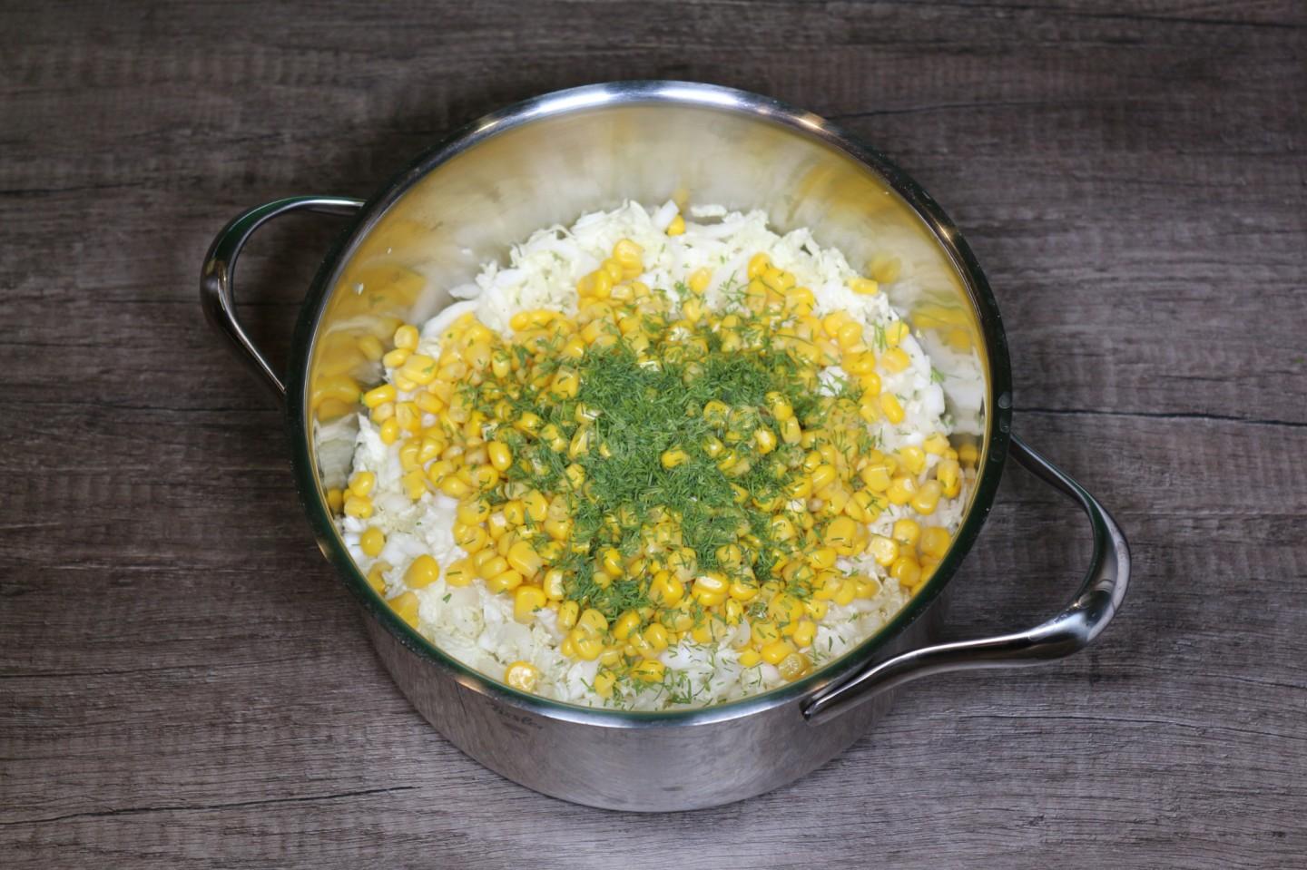 Шаг 4 приготовления Салат из пекинской капусты с оливковым маслом и кукурузой