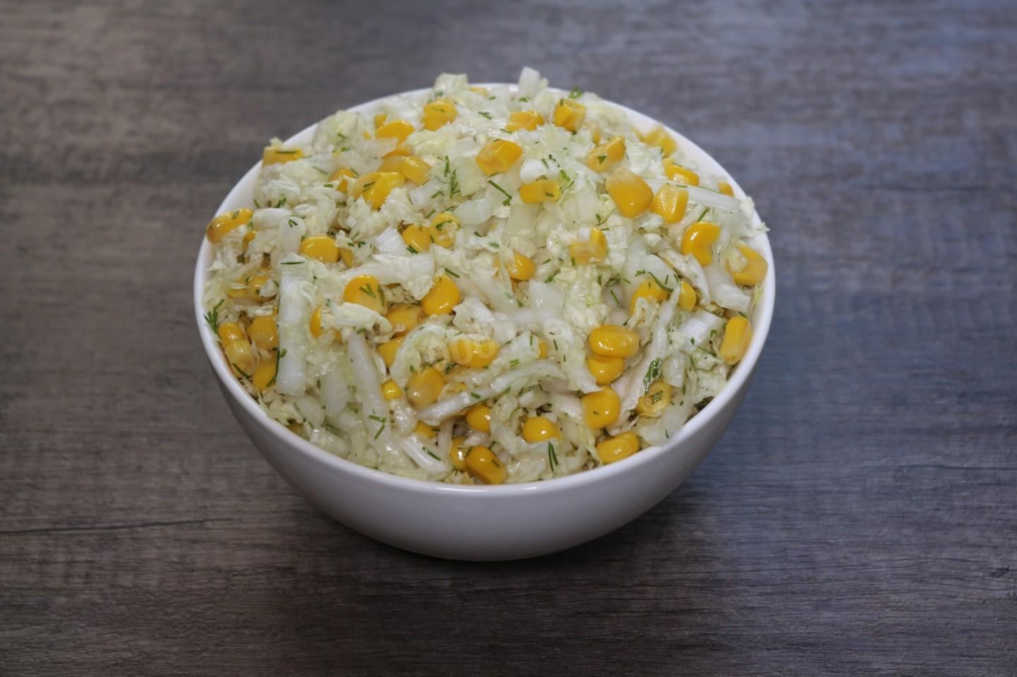 Шаг 5 приготовления Салат из пекинской капусты с оливковым маслом и кукурузой