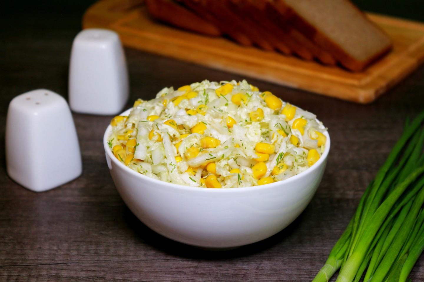 Обложка рецепта Салат из пекинской капусты с оливковым маслом и кукурузой