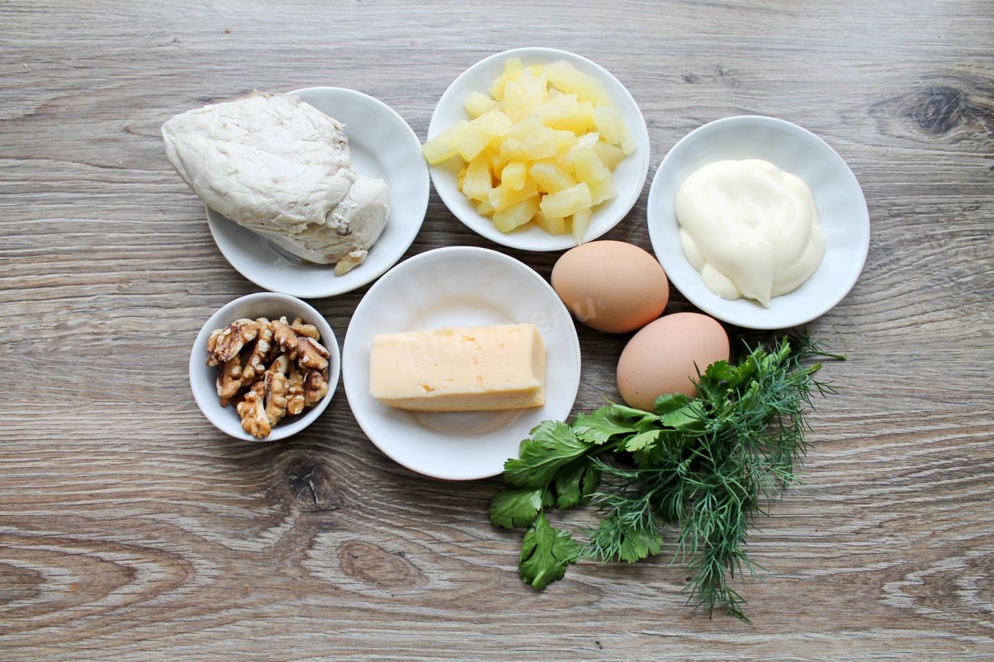 Шаг 1 приготовления Салат курица ананас сыр яйца грецкий орех сыр
