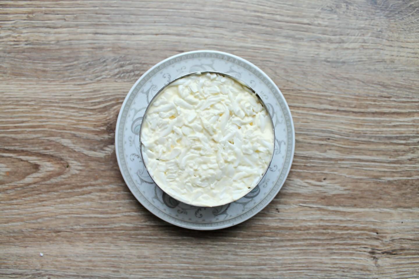 Шаг 10 приготовления Салат курица ананас сыр яйца грецкий орех сыр