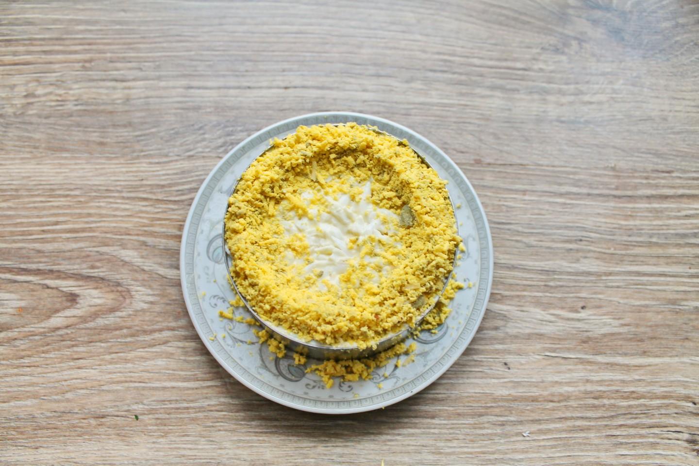 Шаг 11 приготовления Салат курица ананас сыр яйца грецкий орех сыр