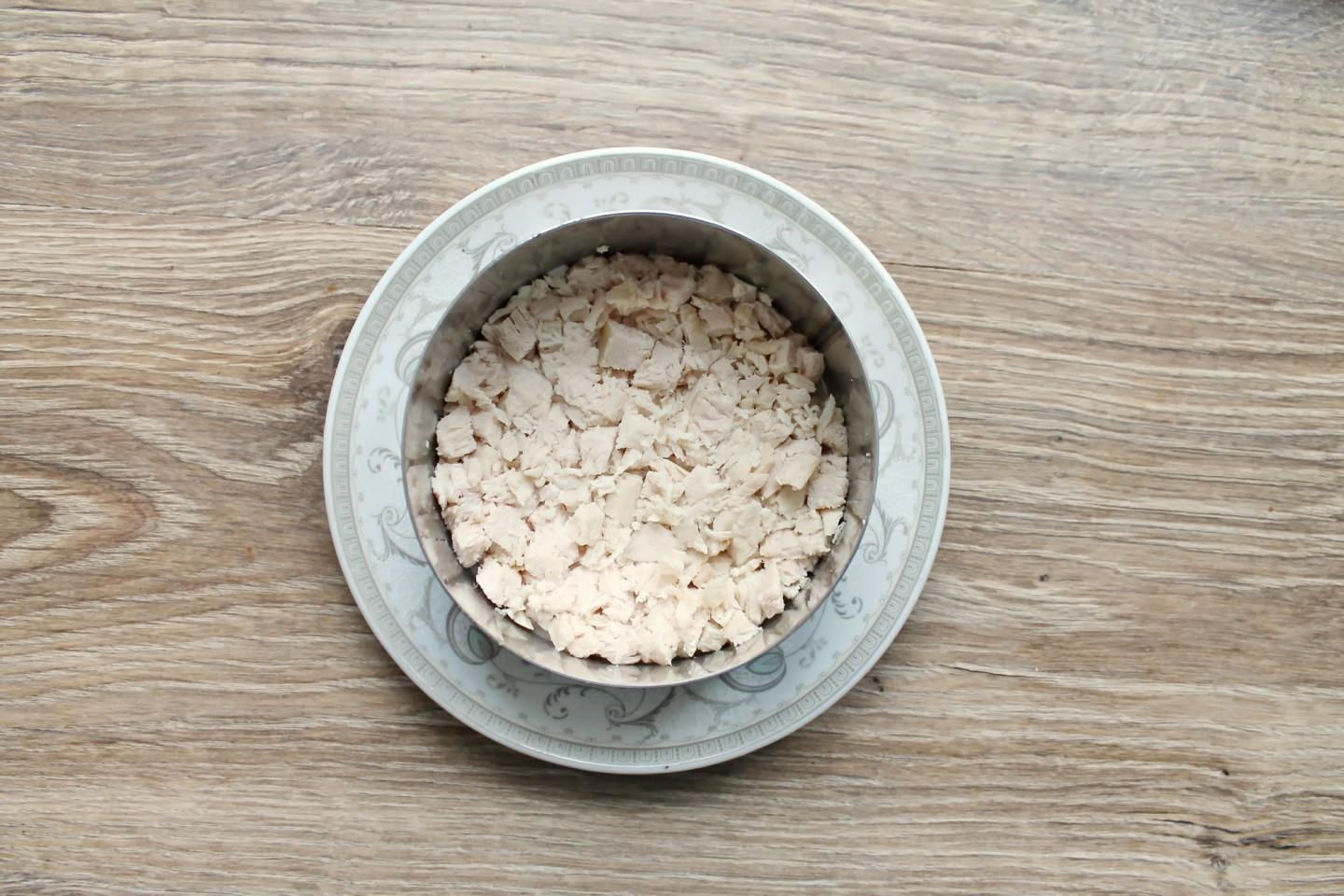 Шаг 2 приготовления Салат курица ананас сыр яйца грецкий орех сыр