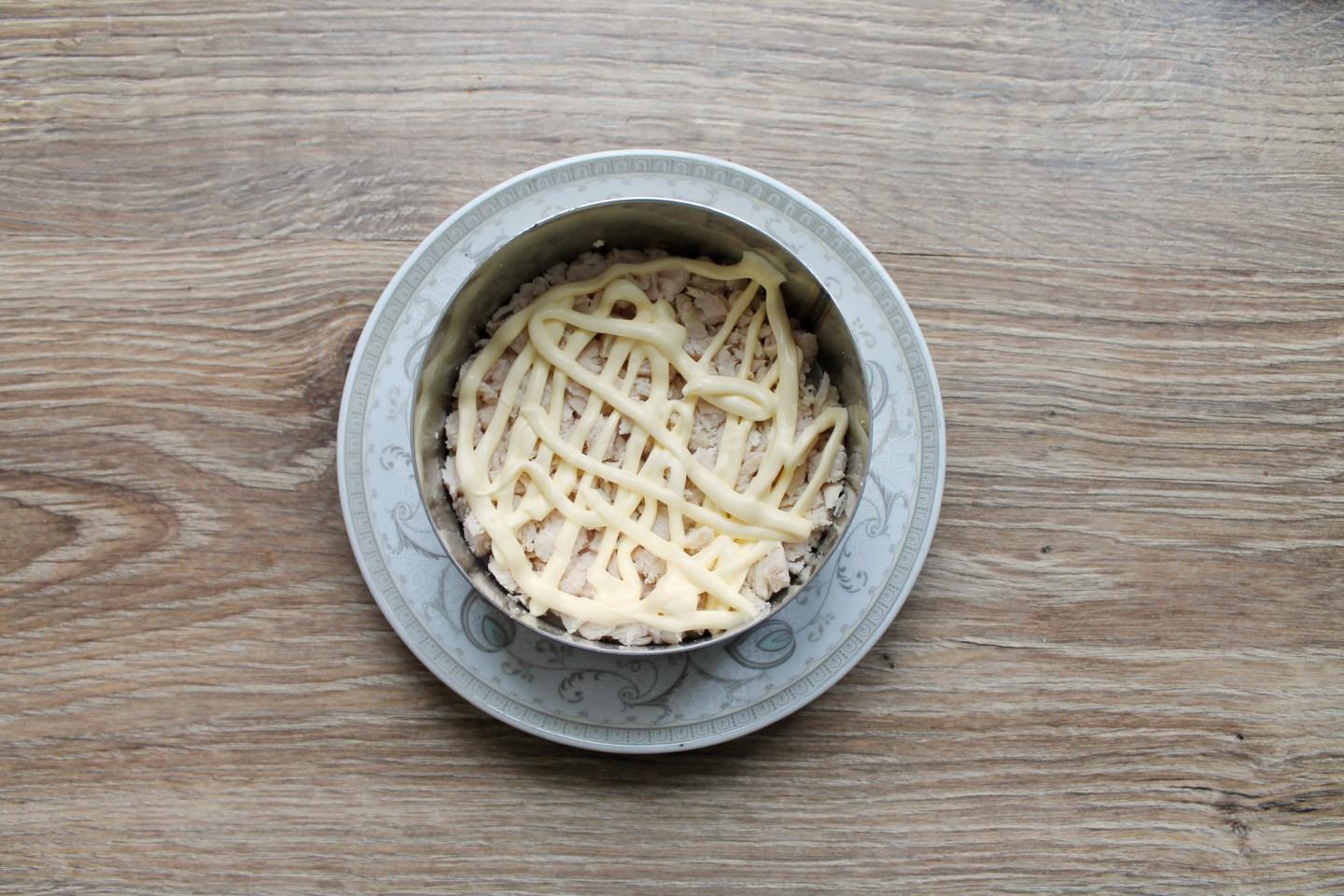 Шаг 3 приготовления Салат курица ананас сыр яйца грецкий орех сыр