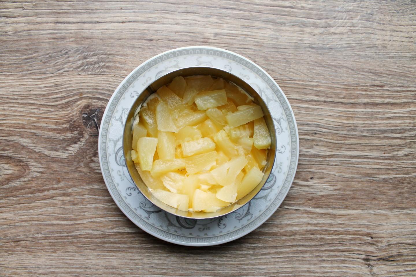 Шаг 4 приготовления Салат курица ананас сыр яйца грецкий орех сыр