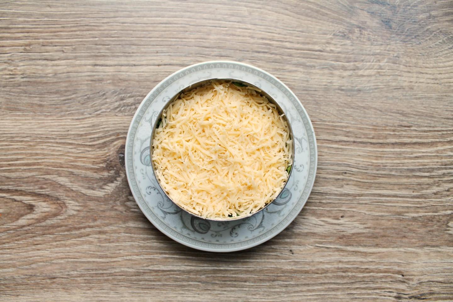 Шаг 7 приготовления Салат курица ананас сыр яйца грецкий орех сыр