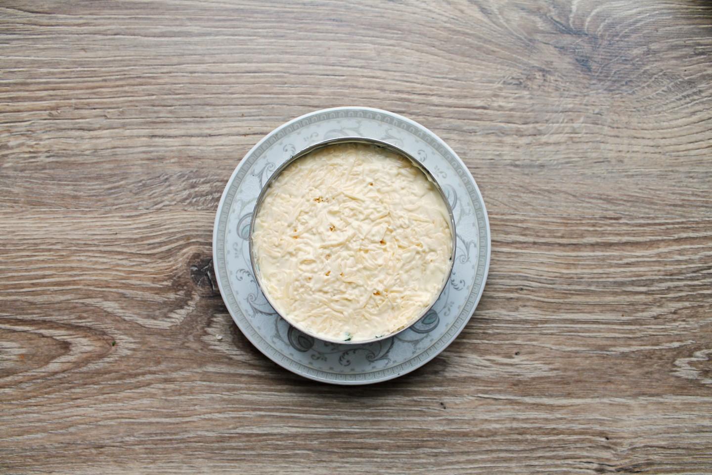 Шаг 8 приготовления Салат курица ананас сыр яйца грецкий орех сыр