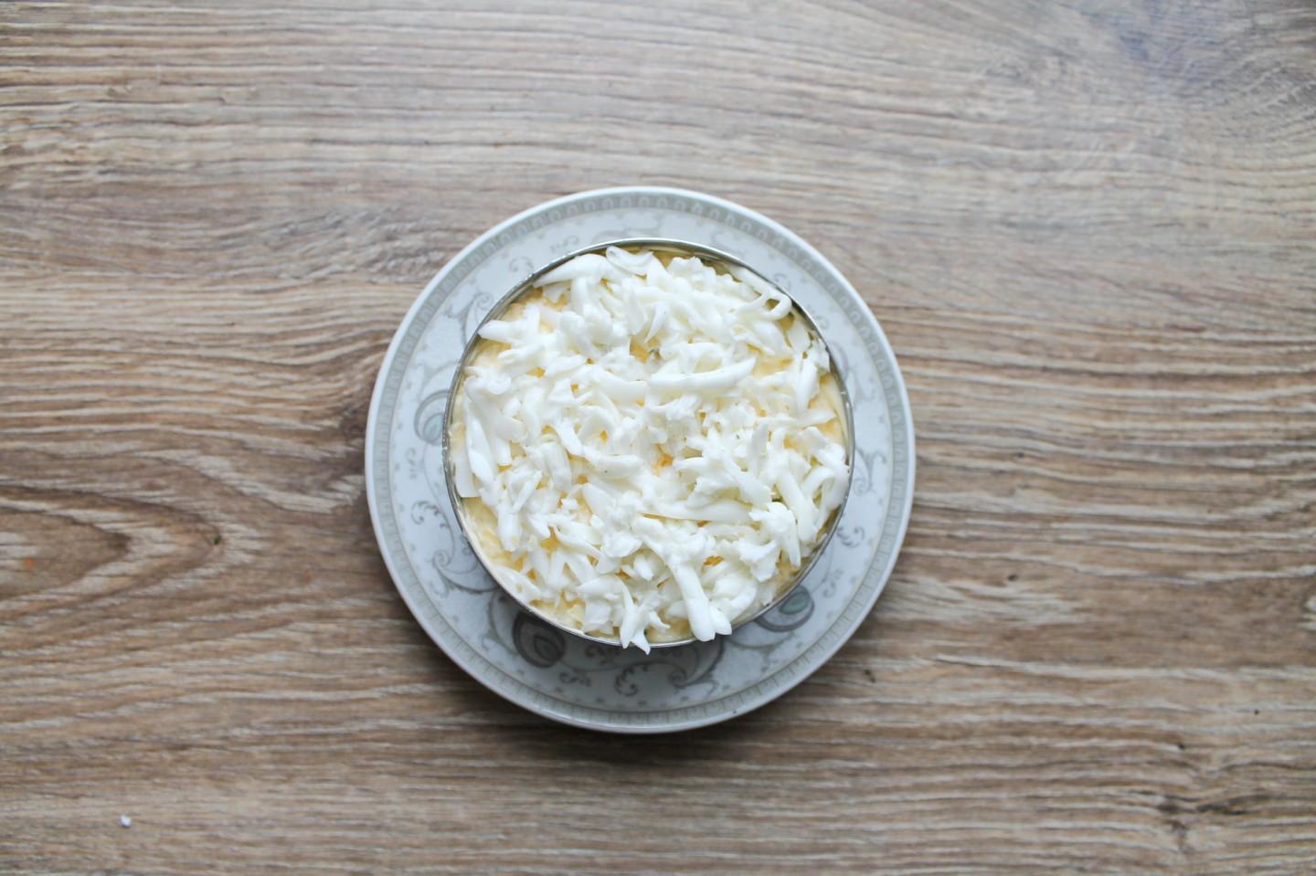 Шаг 9 приготовления Салат курица ананас сыр яйца грецкий орех сыр