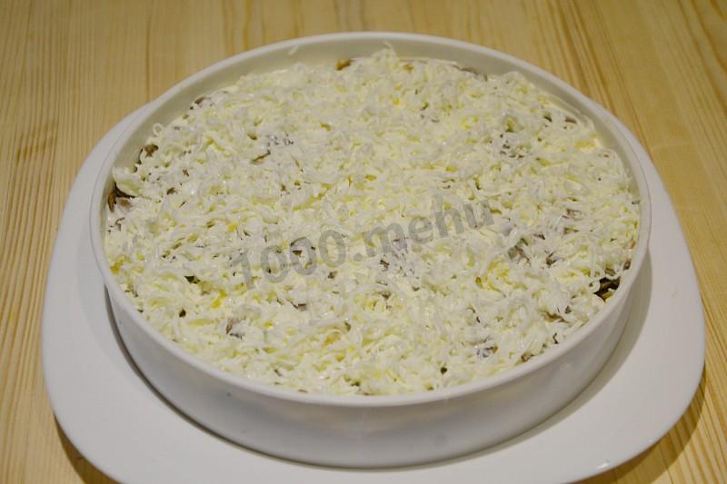 Шаг 15 приготовления Салат невеста с грибами майонезом и копченой курицей