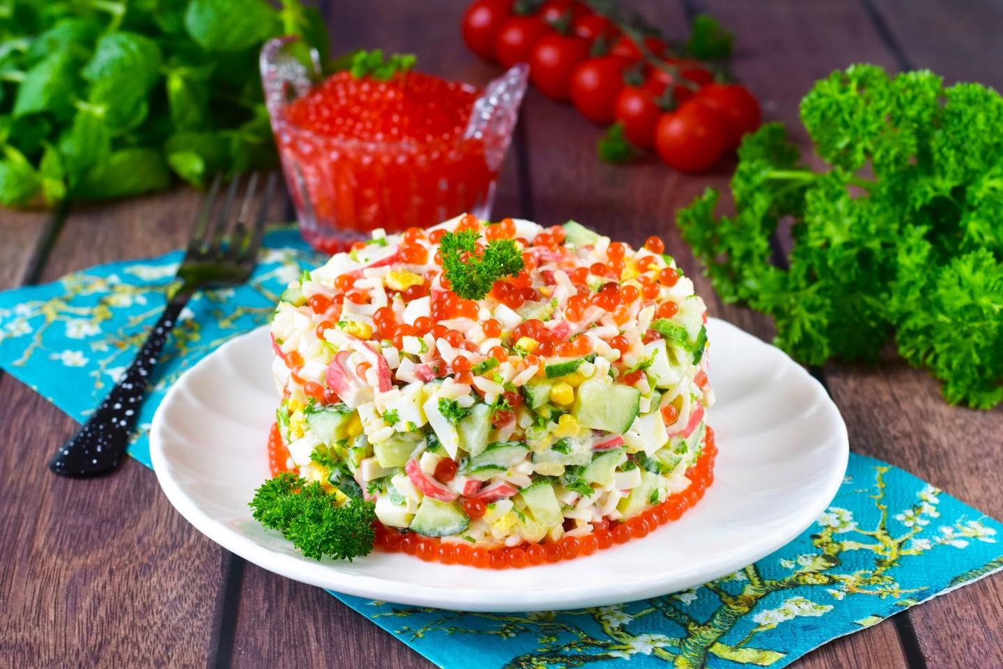 Обложка рецепта Салат с крабовыми палочками и красной икрой