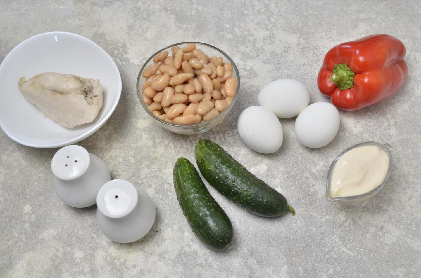 Шаг 1 приготовления Салат с курицей фасолью и яйцами