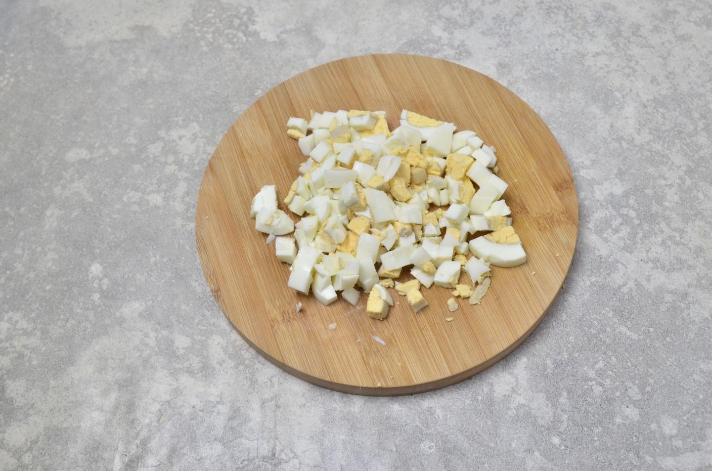 Шаг 3 приготовления Салат с курицей фасолью и яйцами