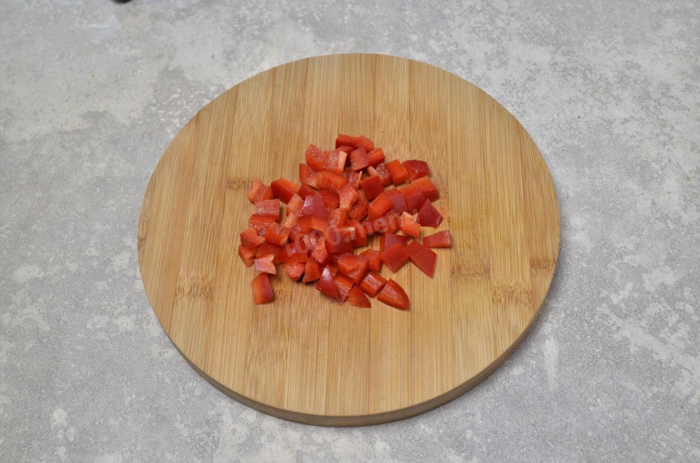 Шаг 5 приготовления Салат с курицей фасолью и яйцами