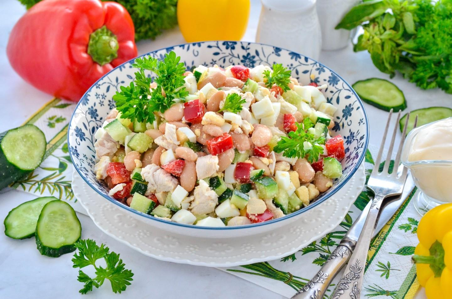 Шаг 7 приготовления Салат с курицей фасолью и яйцами
