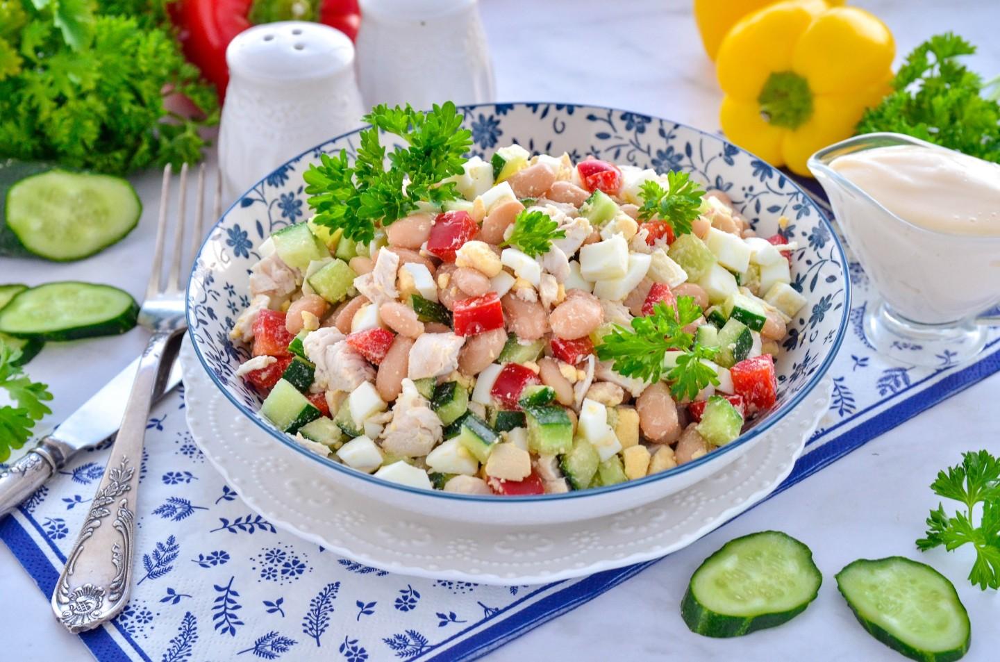 Обложка рецепта Салат с курицей фасолью и яйцами