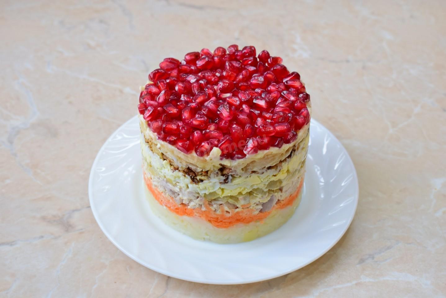 Шаг 10 приготовления Салат с гранатами грецкими орехами и курицей