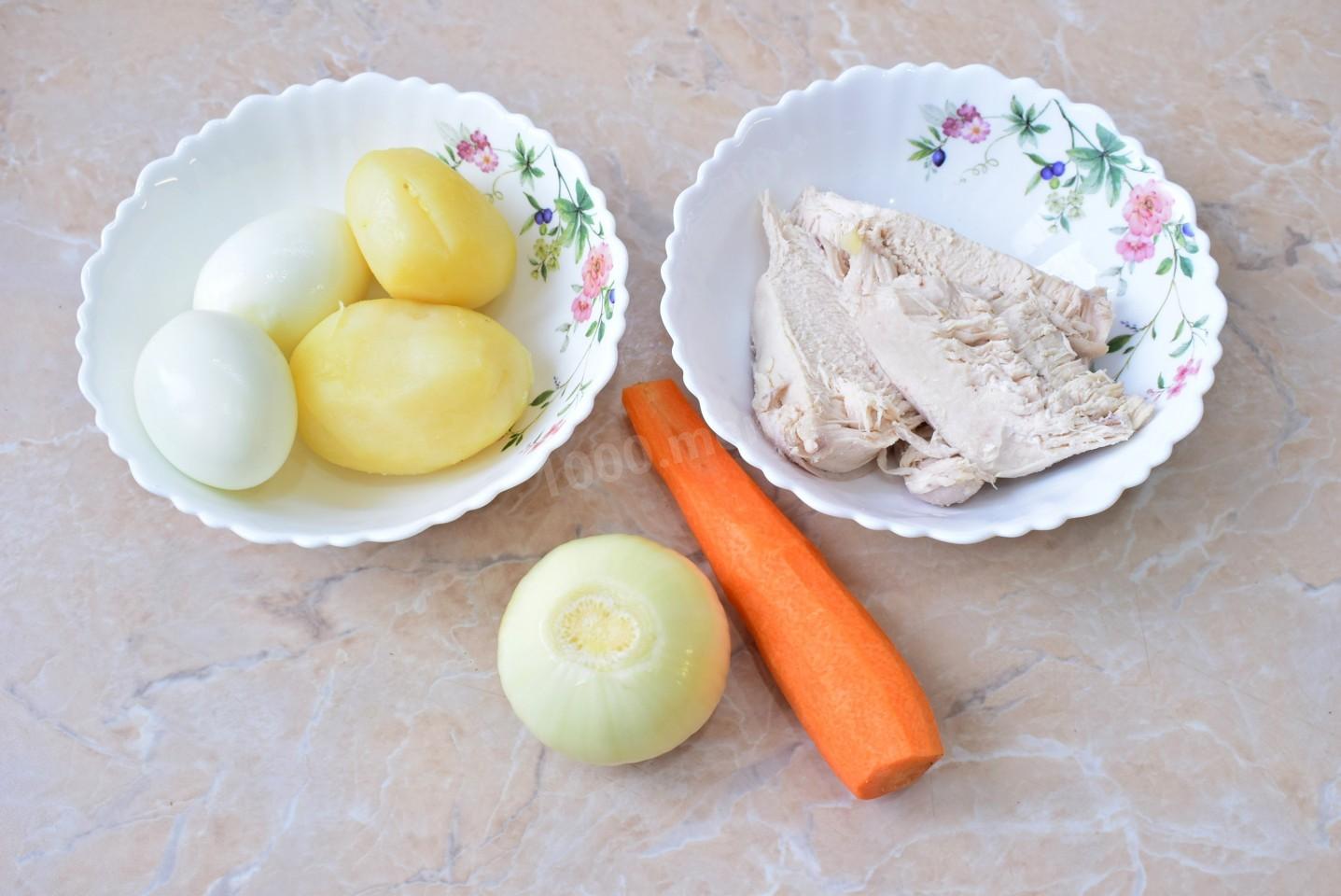Шаг 2 приготовления Салат с гранатами грецкими орехами и курицей
