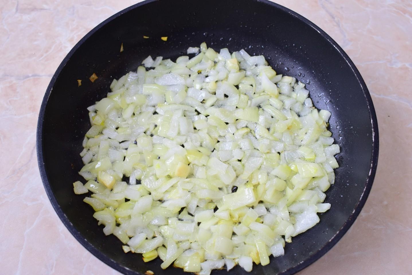 Шаг 4 приготовления Салат с гранатами грецкими орехами и курицей