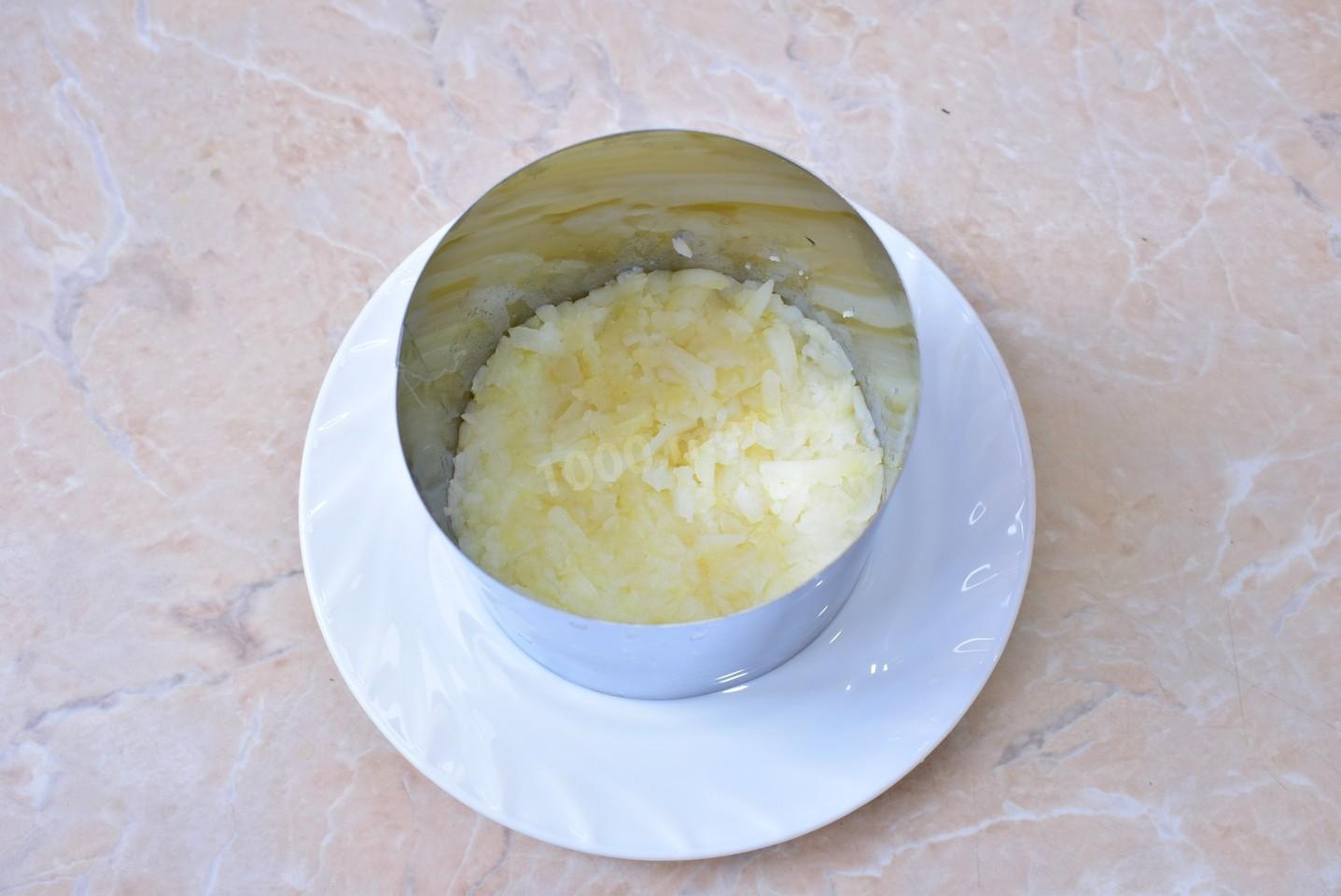Шаг 5 приготовления Салат с гранатами грецкими орехами и курицей