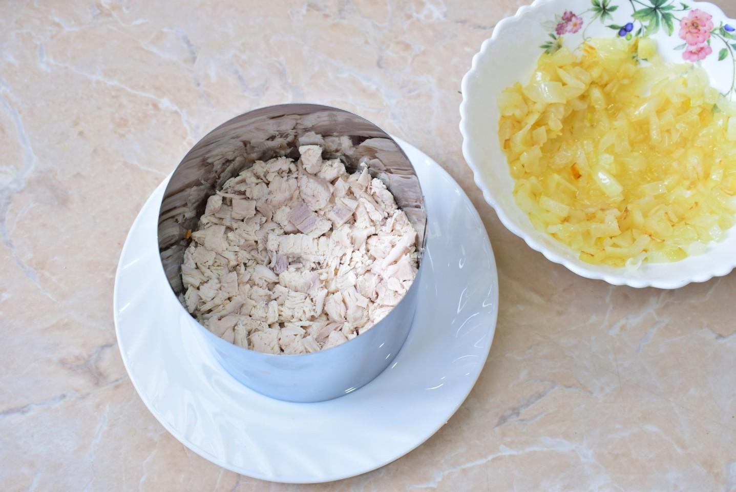 Шаг 7 приготовления Салат с гранатами грецкими орехами и курицей