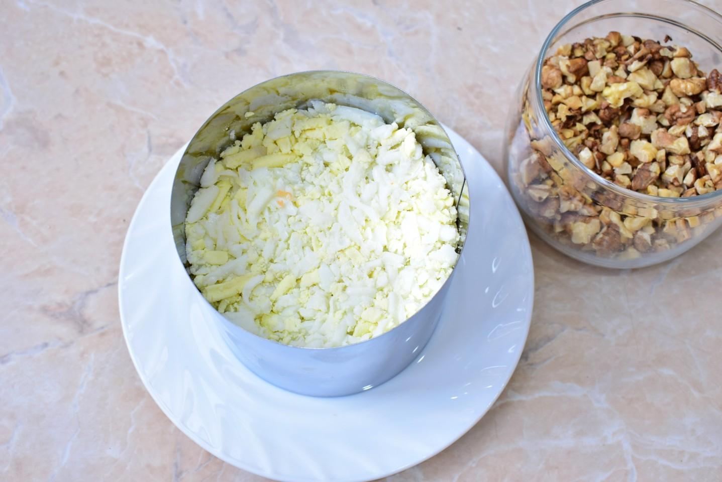 Шаг 8 приготовления Салат с гранатами грецкими орехами и курицей