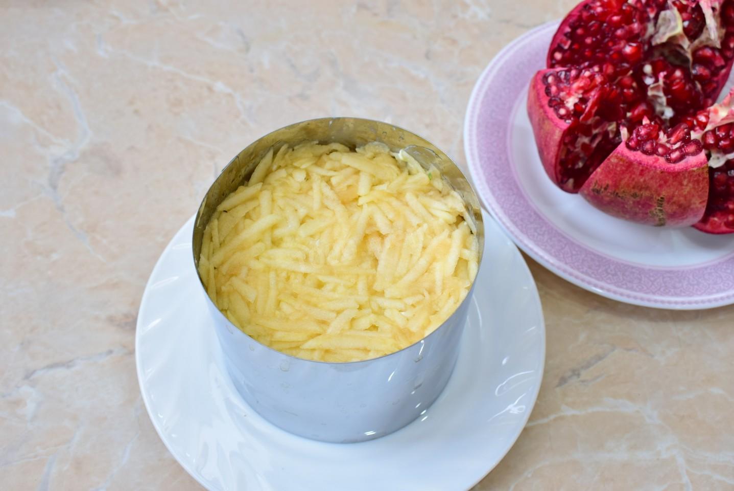 Шаг 9 приготовления Салат с гранатами грецкими орехами и курицей