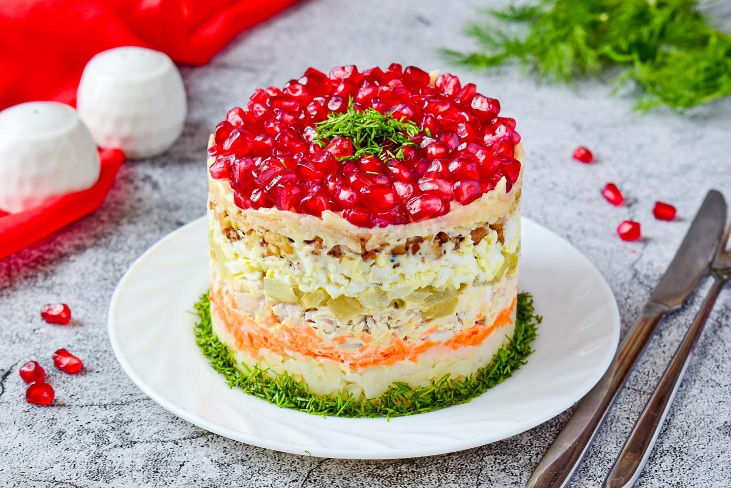 Обложка рецепта Салат с гранатами грецкими орехами и курицей