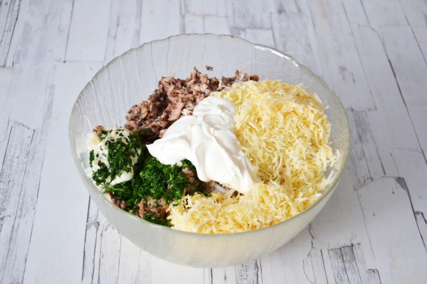Шаг 7 приготовления Салат с сайрой консервированной и рисом