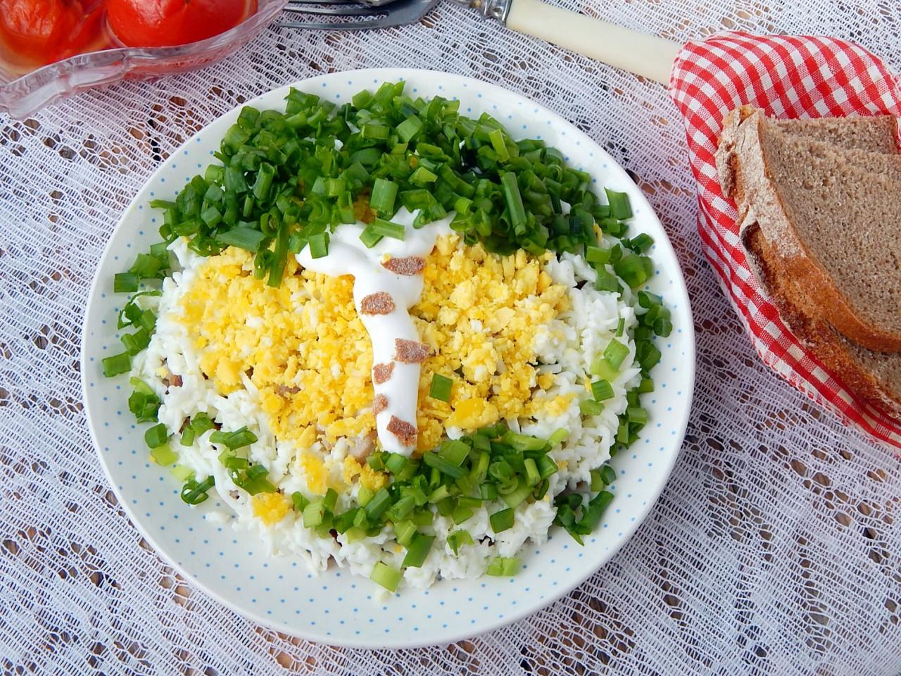 Шаг 10 приготовления Салат Березка с грибами и курицей