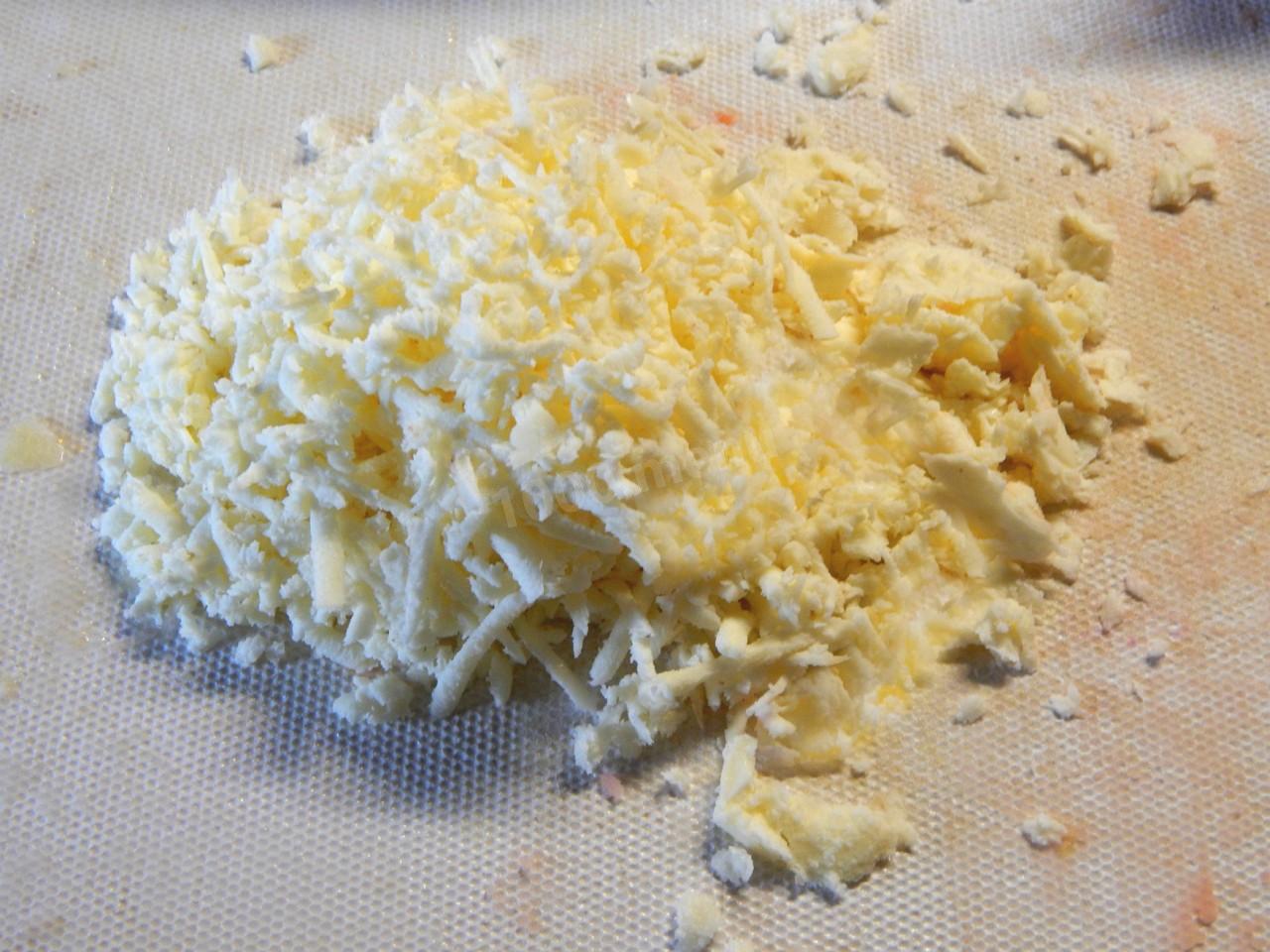 Шаг 5 приготовления Салат Березка с грибами и курицей