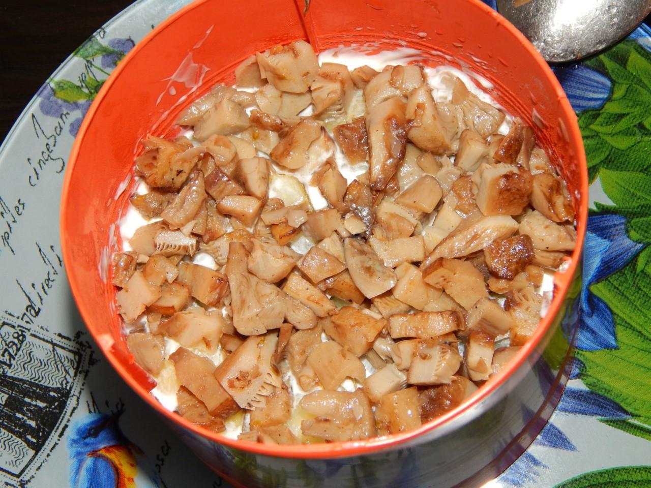 Шаг 9 приготовления Салат Березка с грибами и курицей