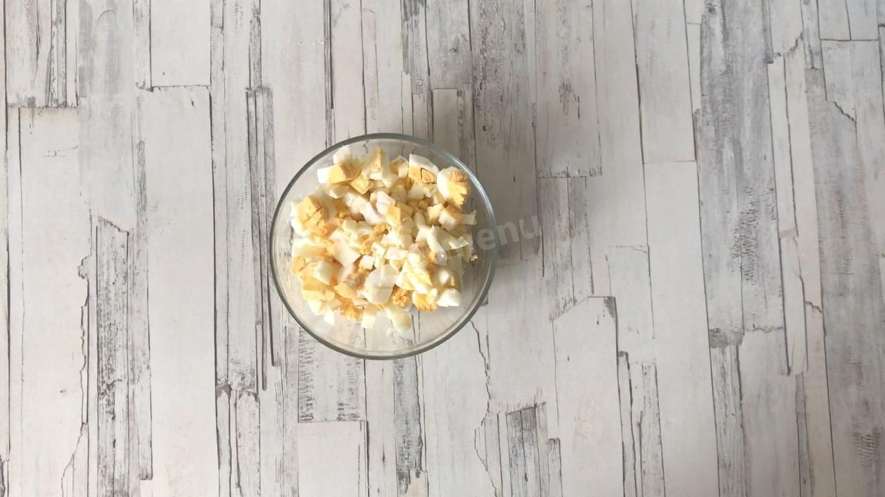 Шаг 4 приготовления Салат с креветками и кукурузой