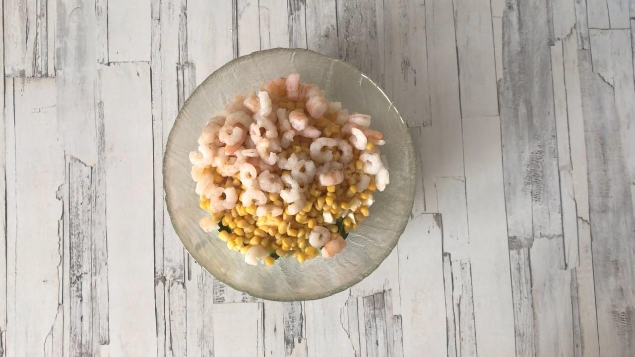 Шаг 5 приготовления Салат с креветками и кукурузой