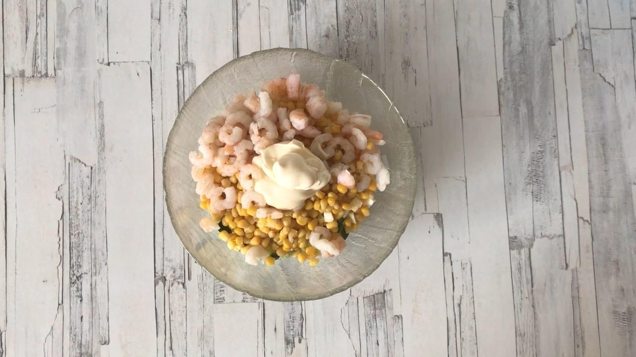 Шаг 6 приготовления Салат с креветками и кукурузой
