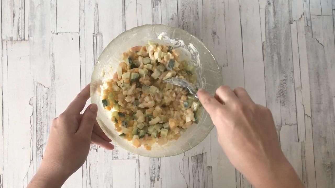 Шаг 7 приготовления Салат с креветками и кукурузой