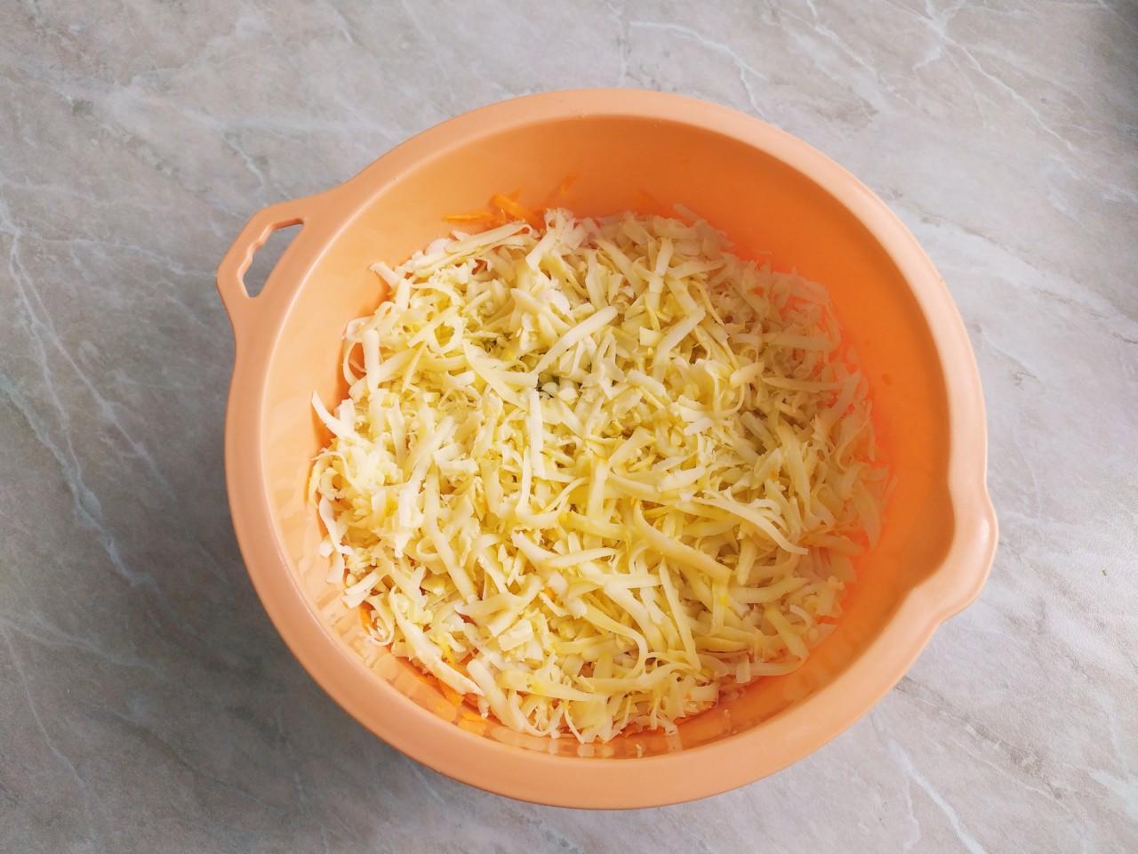 Шаг 4 приготовления Салат морковь с сыром яйцом и чесноком