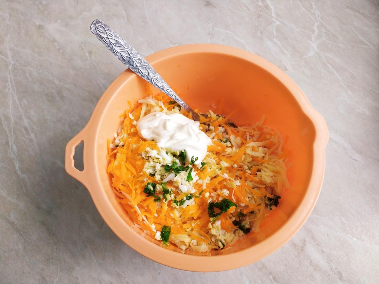 Шаг 7 приготовления Салат морковь с сыром яйцом и чесноком