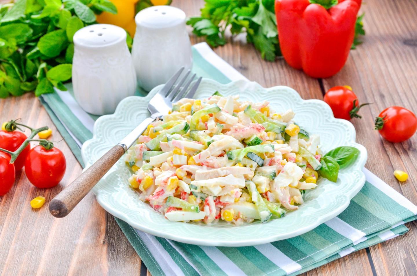 Обложка рецепта Салат кальмары с крабовыми палочками и огурцом