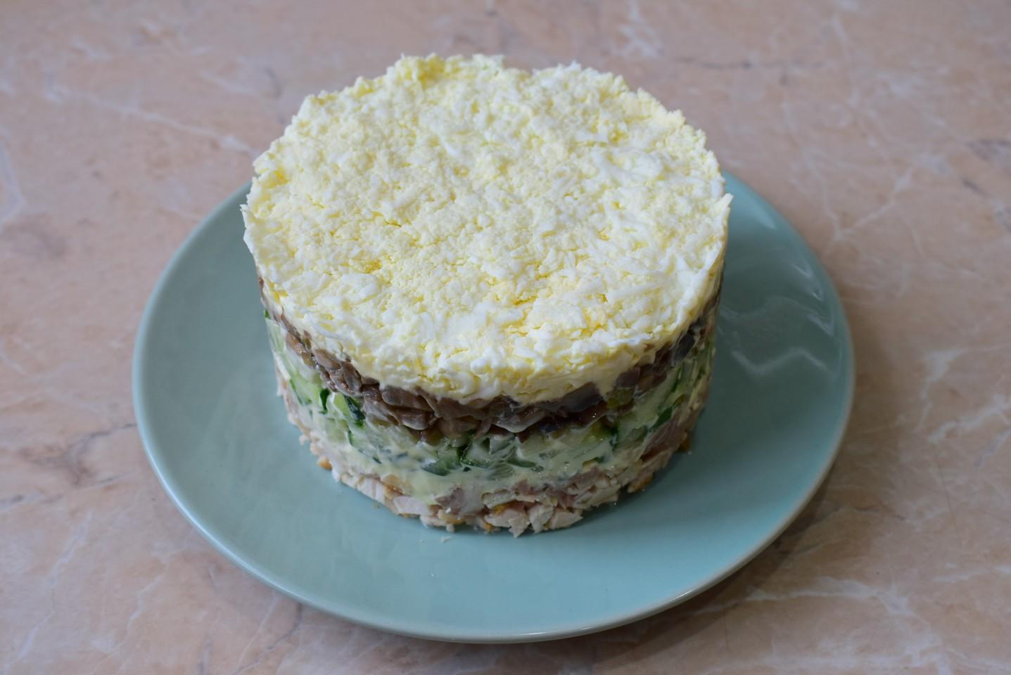 Шаг 7 приготовления Салат с копченой курицей и жареными грибами шампиньонами