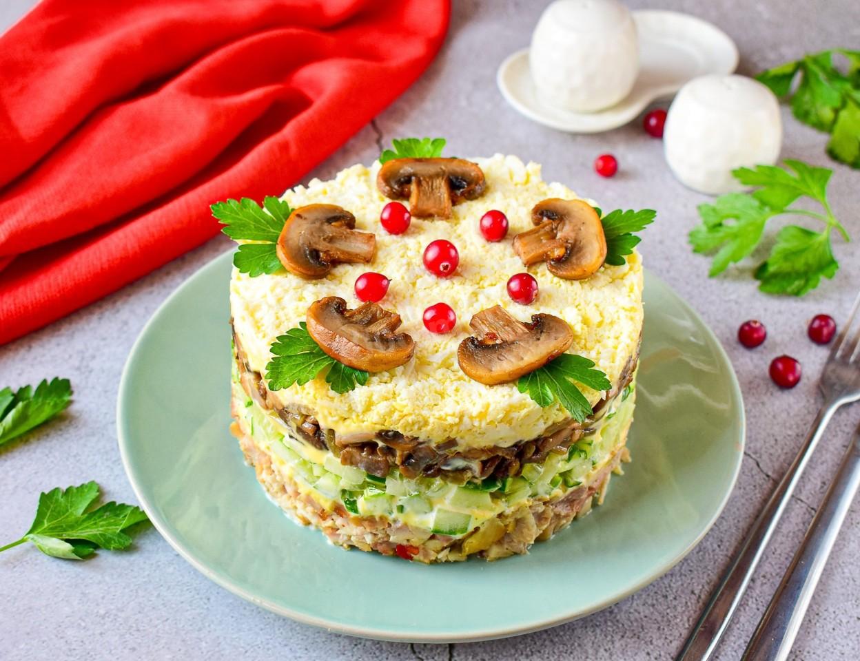 Обложка рецепта Салат с копченой курицей и жареными грибами шампиньонами