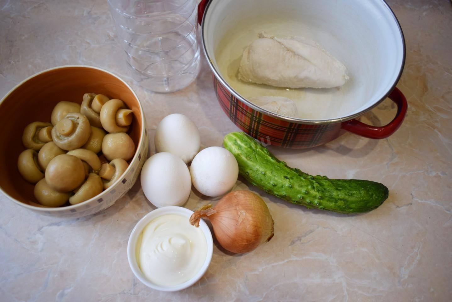 Шаг 1 приготовления Салат с шампиньонами консервированными курицей и огурцом
