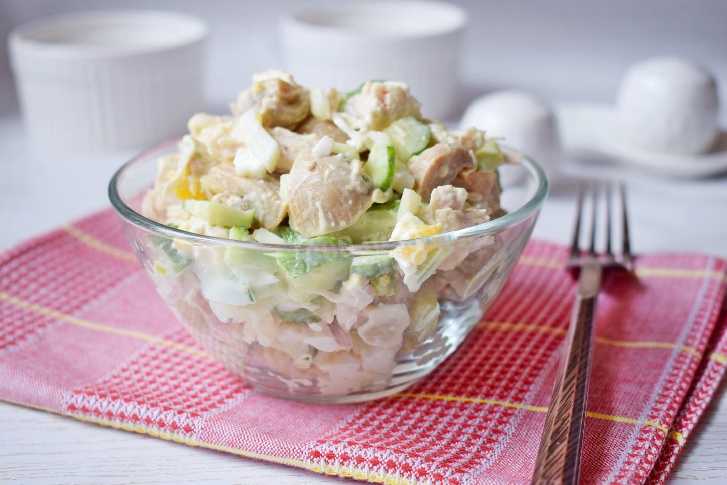 Обложка рецепта Салат с шампиньонами консервированными курицей и огурцом