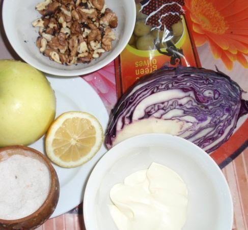 Шаг 1 приготовления Салат с капустой и грецкими орехами