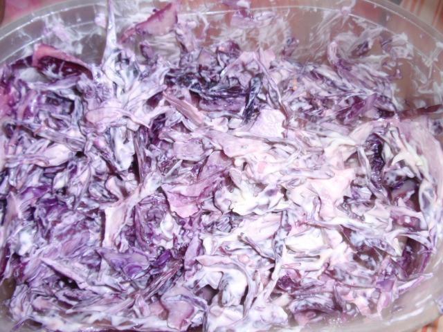 Шаг 4 приготовления Салат с капустой и грецкими орехами