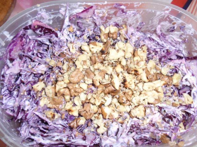 Шаг 5 приготовления Салат с капустой и грецкими орехами