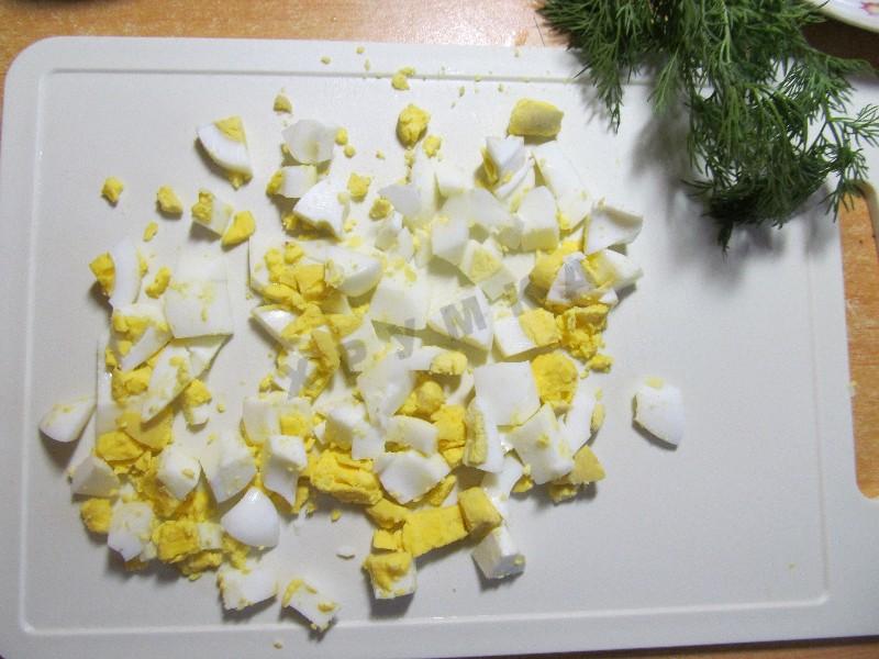 Шаг 3 приготовления Салат с соленой семгой, огурцом и помидорами
